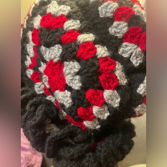 Oversized crochet granny square ruffle bucket hat - Picture 3 of 3